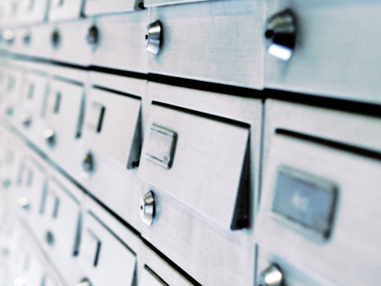 Ein hausfremder Mann hantierte an Postkästen.