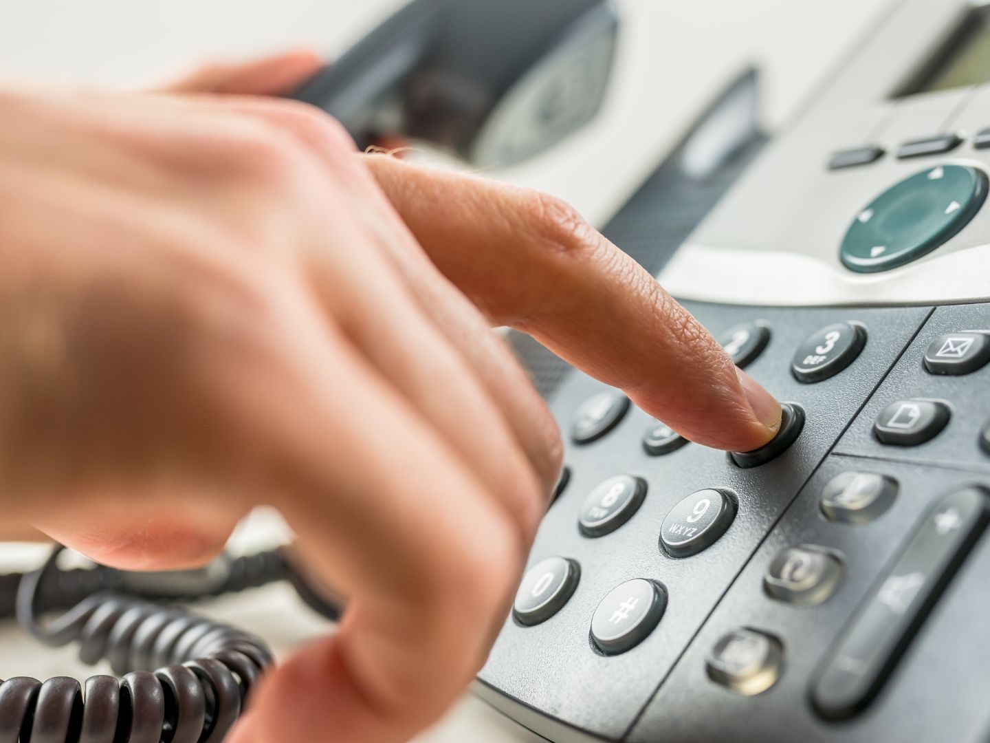 Einheitliche Standards für die Hotline 1450 wurden beschlossen.