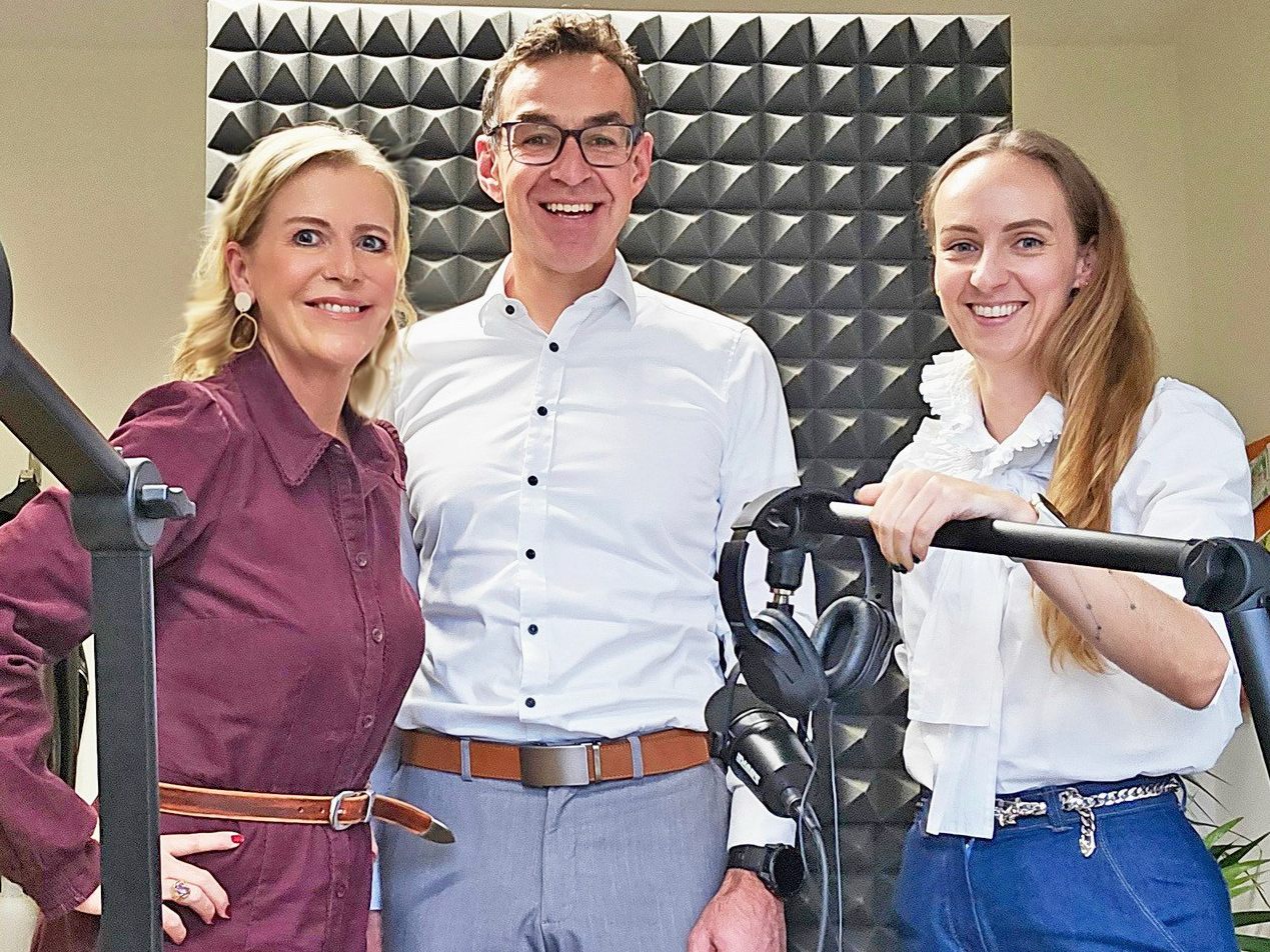 Christine Flatz-Posch und Tanja Schwärzler holten für den Podcast „Traut euch Kinder!“ Vorarlbergs Kinder- und Jugendanwalt Christian Netzer vors Mikro.