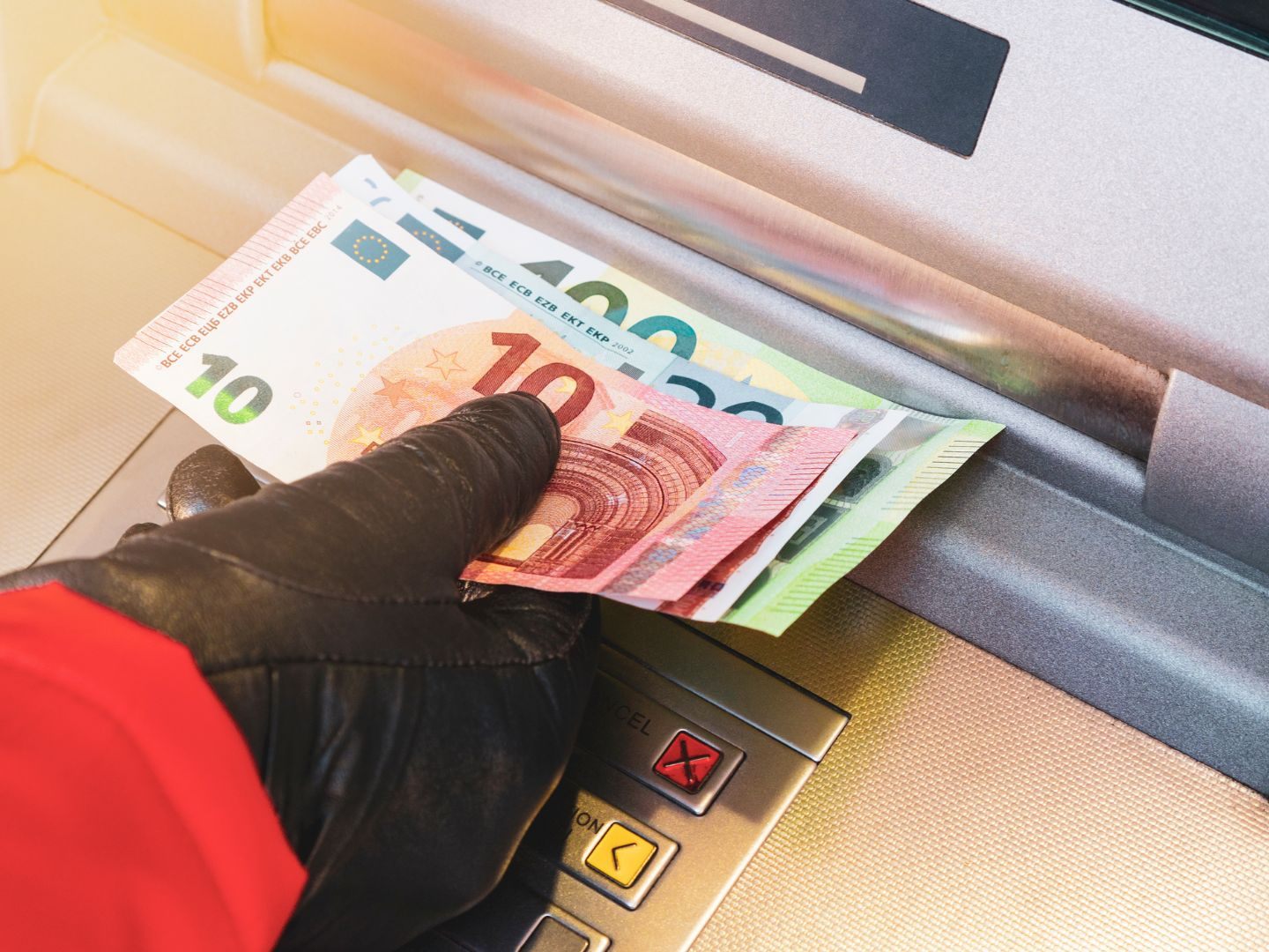 Wie viel Bargeld Sie bei Sparkasse, Volksbank oder Commerzbank am Automaten abheben können – und wie Sie das Limit kurzfristig erhöhen.