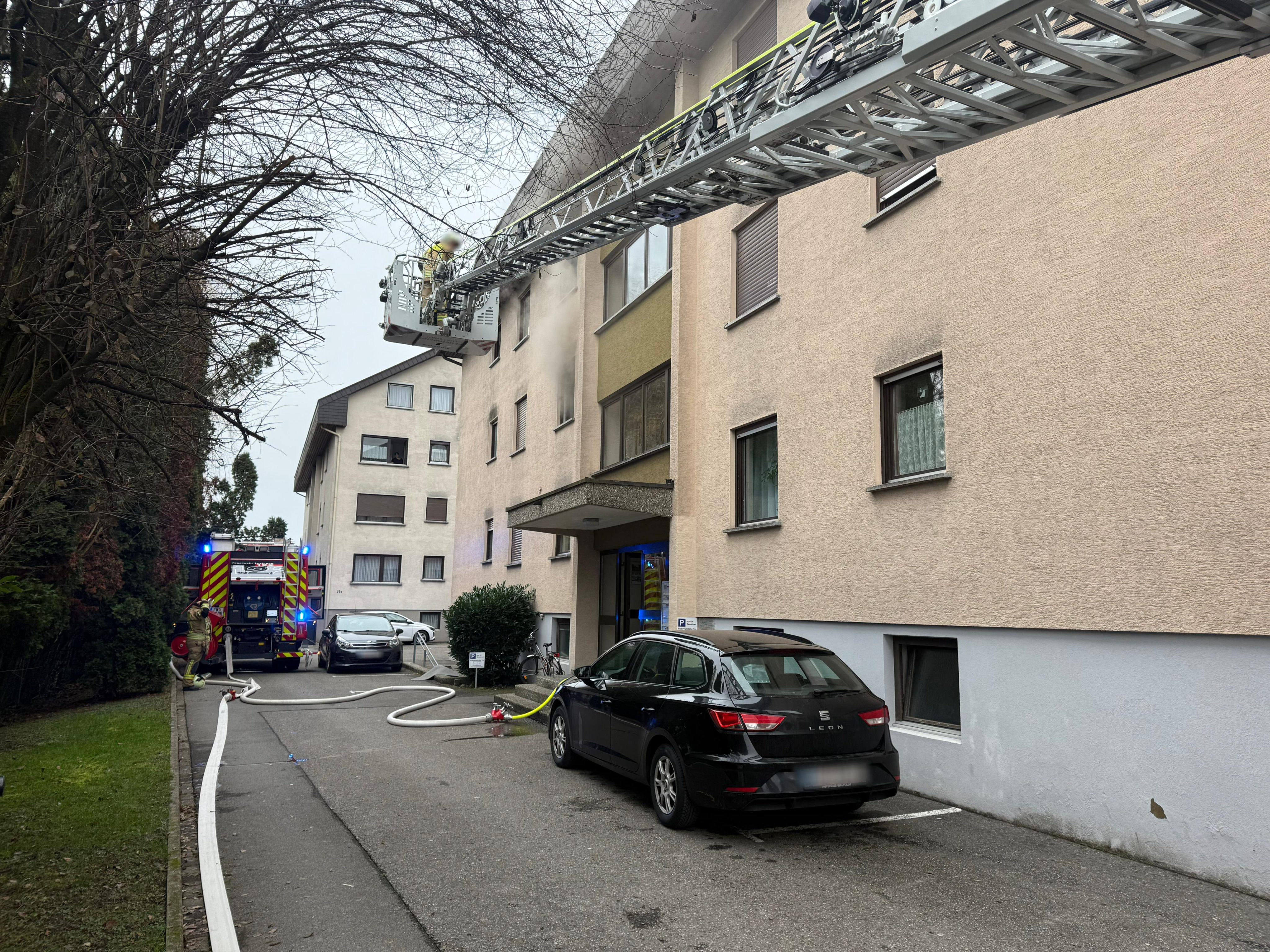 Einsatzkräfte der Feuerwehr und Polizei am Ort des Geschehens in der Rotkreuzstraße.