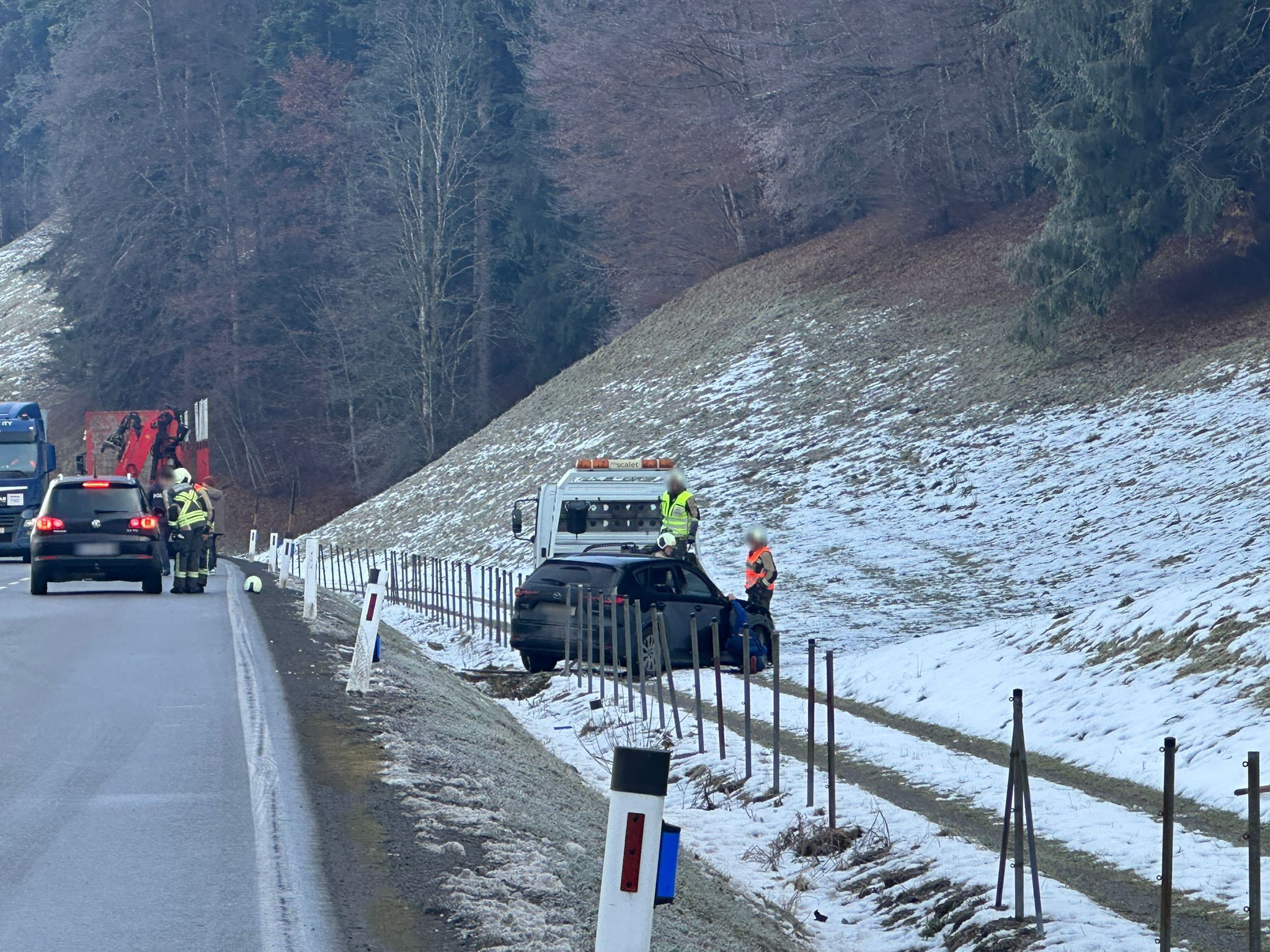 Pkw kommt von Straße ab – Verletzter ins Krankenhaus gebracht.