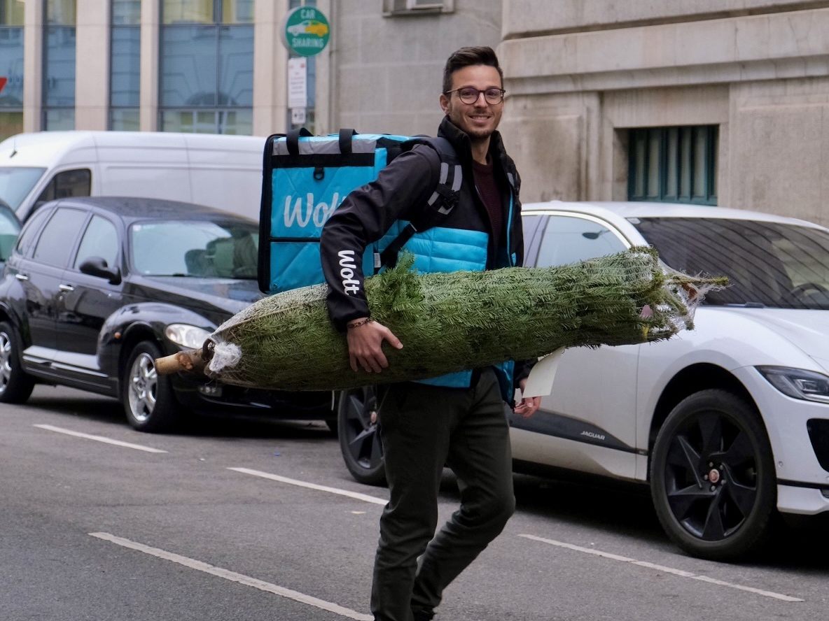 Mit Wolt kann in ausgewählten Städten in Österreich der Christbaum bequem online bestellt werden.