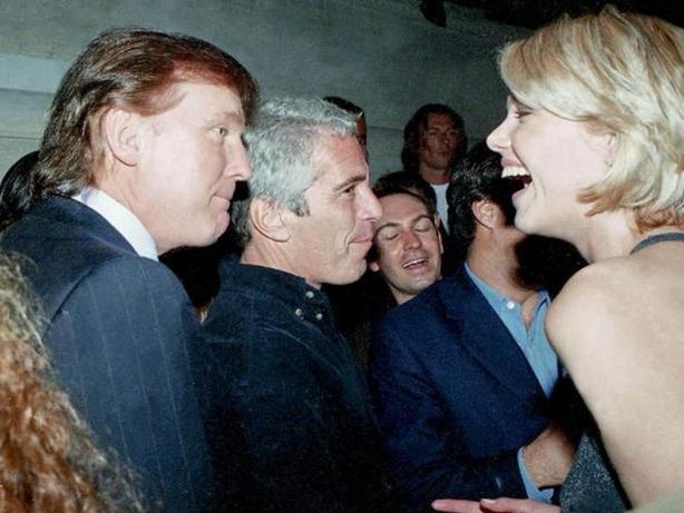 US-Präsident Donald Trump (links), flankiert von Epstein (Mitte), im Gespräch mit einer unbekannten Frau.