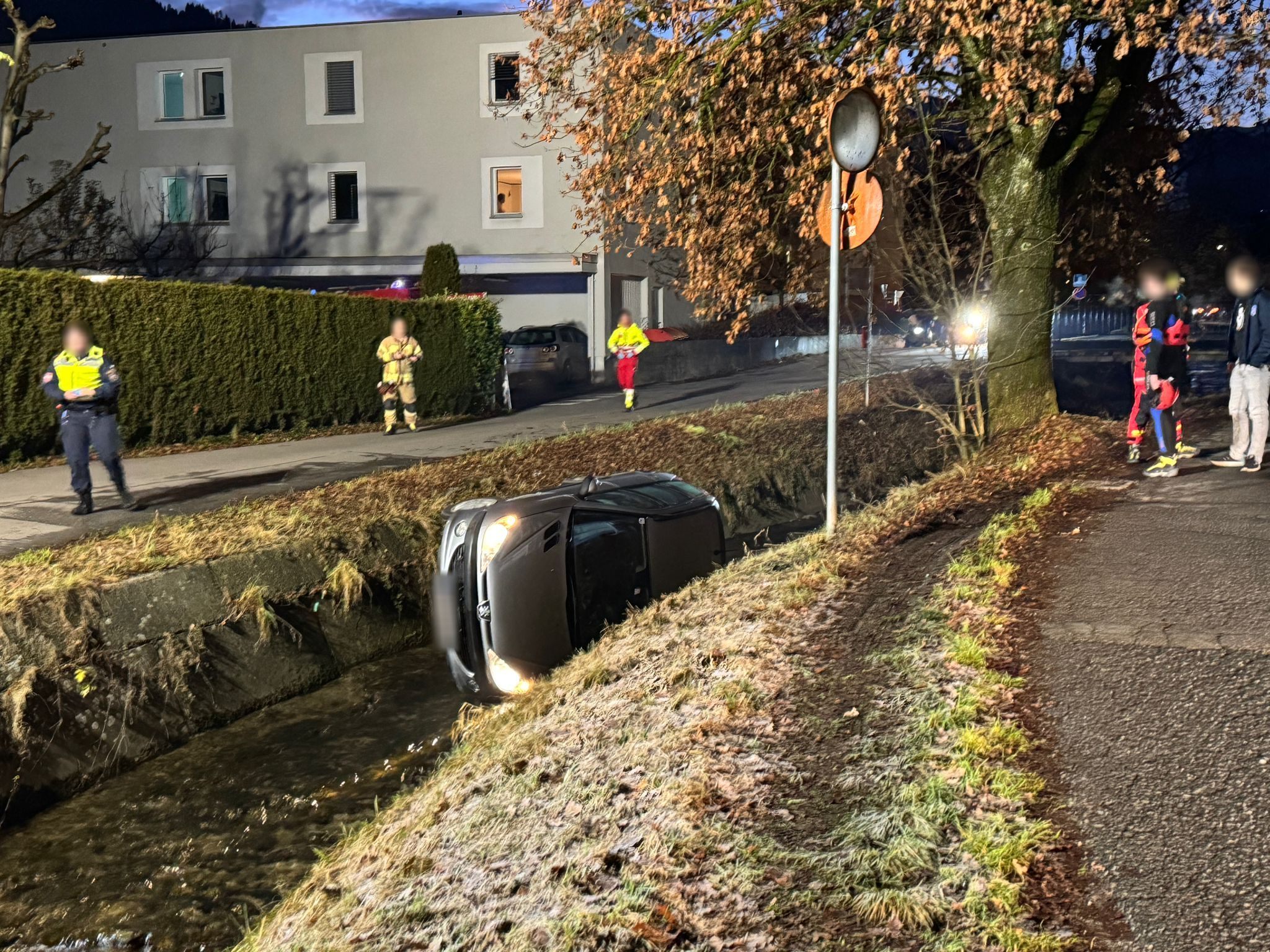 Fahrzeug kracht in Gewässer