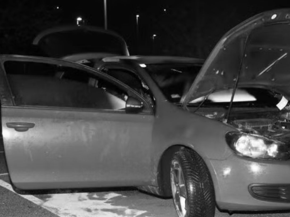 Grazer Tötungsfall: Ermittler untersuchen ausgebrannten Pkw des Täters.