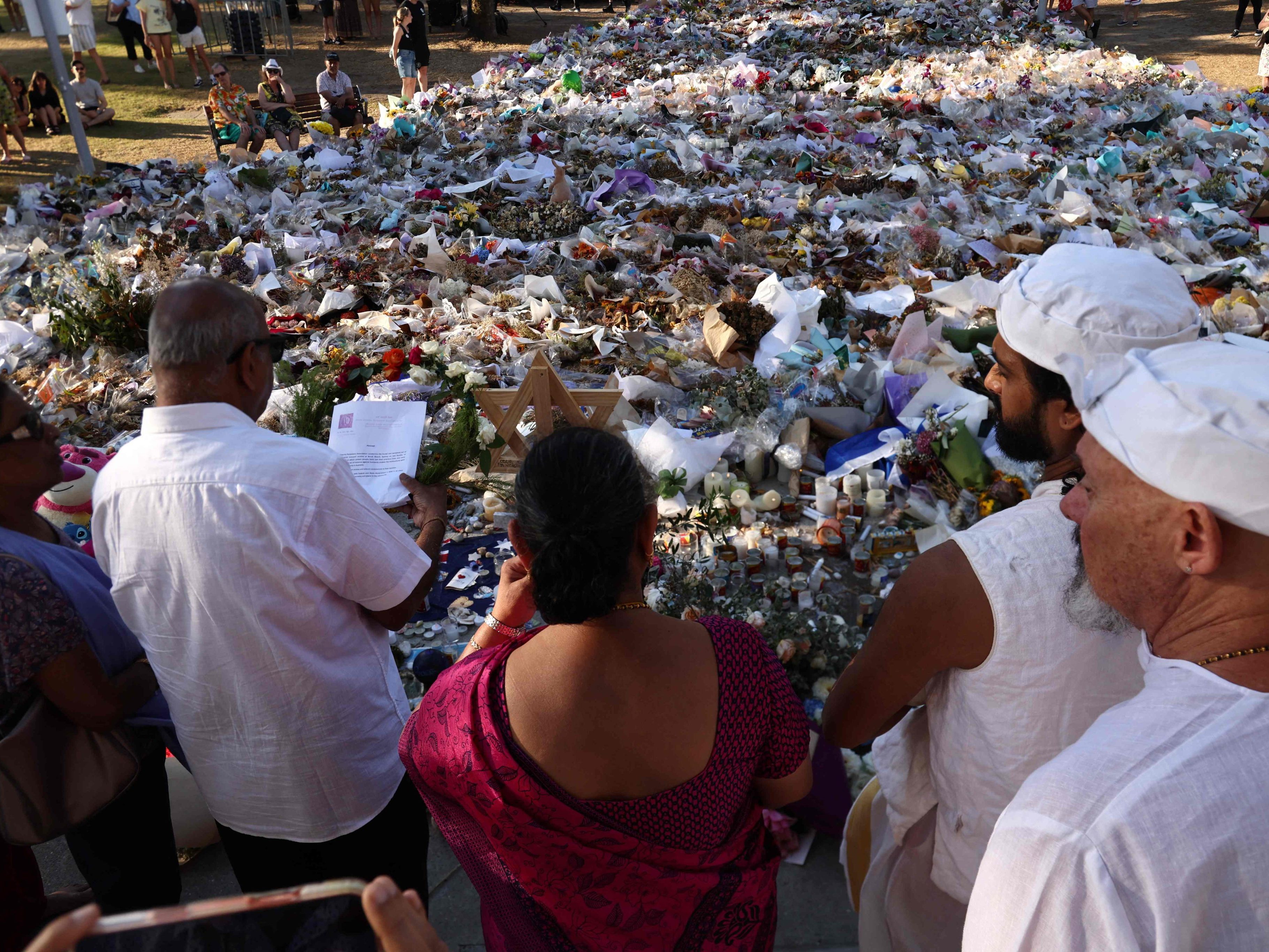 Tausende Menschen haben am Sonntag am Bondi Beach in Sydney der 15 Todesopfer des Terroranschlags auf ein jüdisches Fest vor einer Woche gedacht.