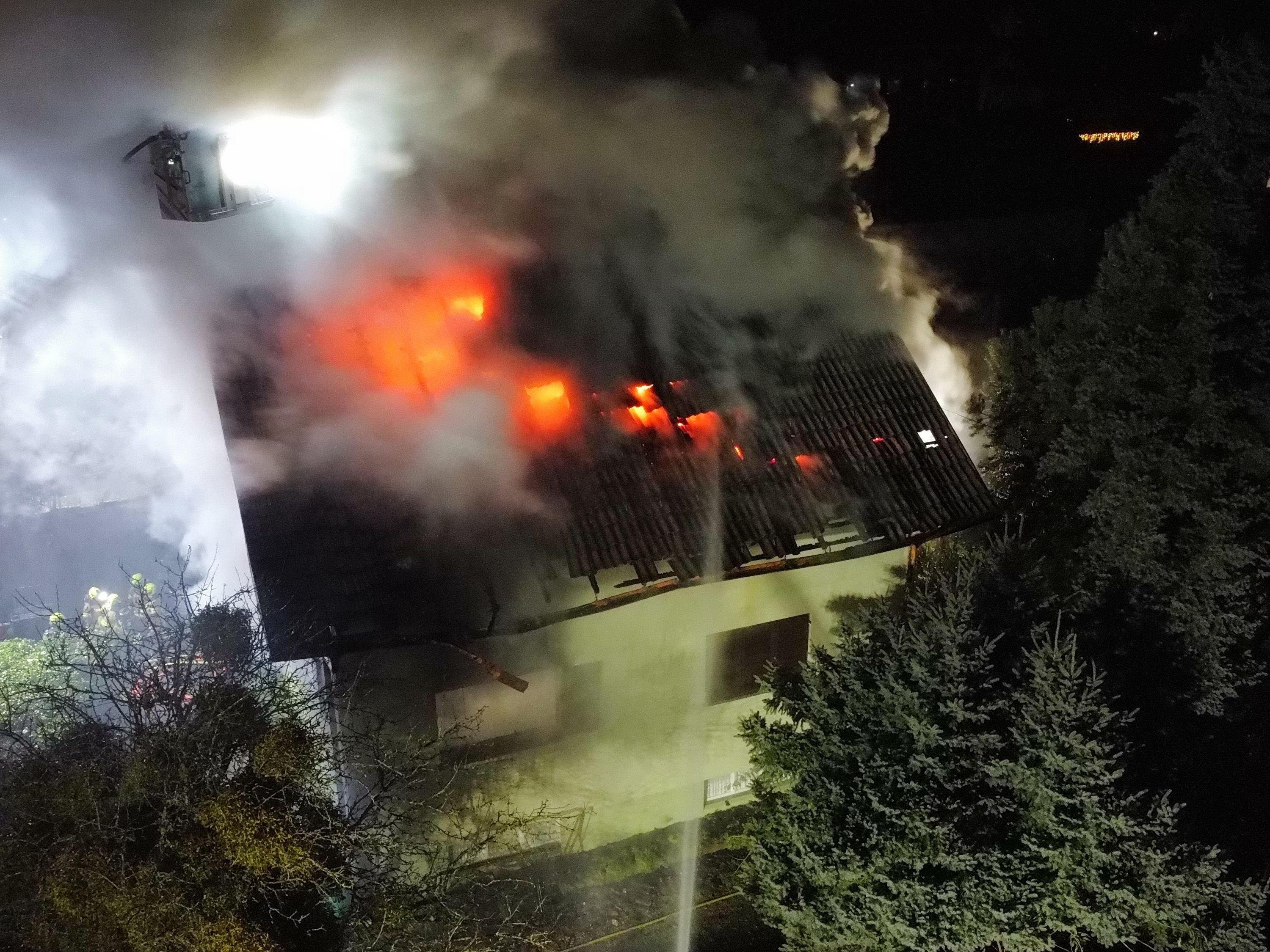 Der Dachstuhl steht in Vollbrand.