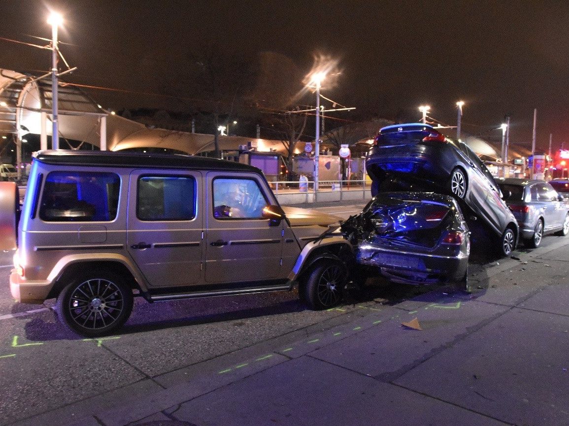 Die Fahrzeuge mussten von der Feuerwehr entfernt werden.
