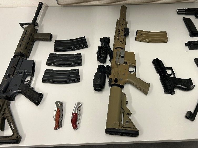 Die Polizei stellte mehrere Waffen sicher.