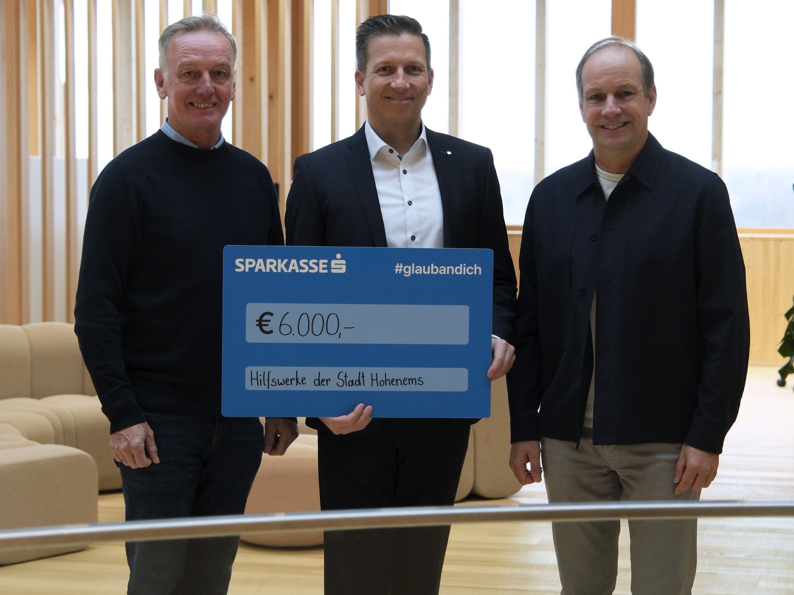 v. l. Hilfswerk-Obmann Christof Jagg, Michael Sutterlütti, Bgm. Dieter Egger