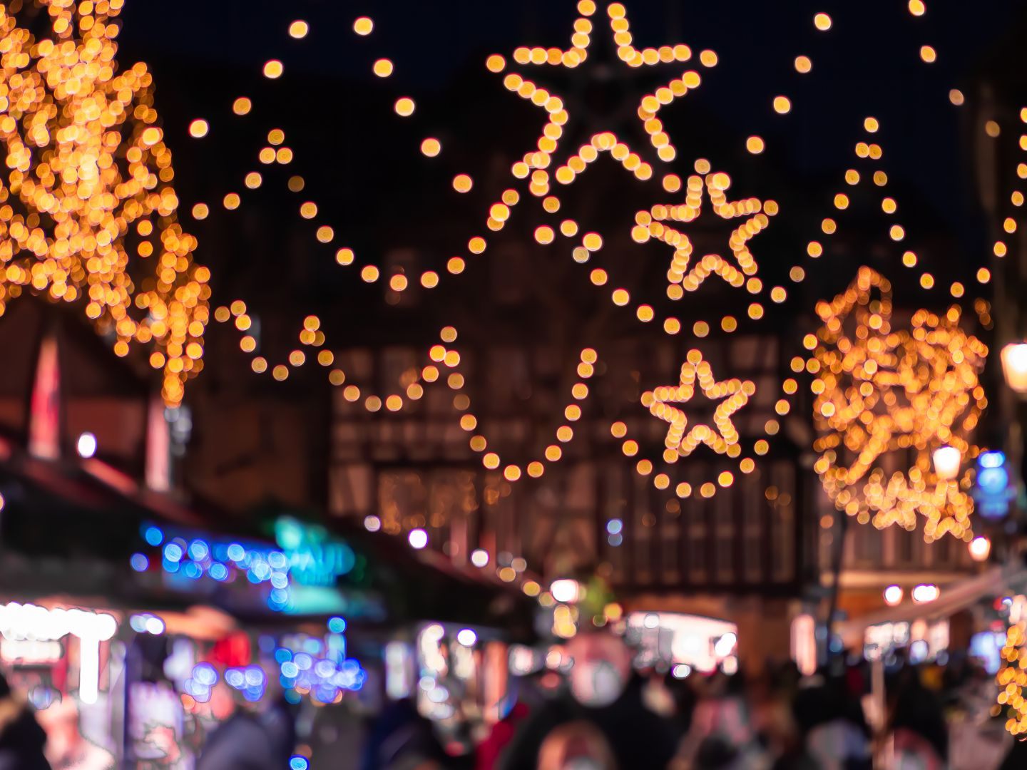Nach der Festnahme von fünf Terrorverdächtigen in Deutschland wegen eines mutmaßlich geplanten Anschlags auf einen Weihnachtsmarkt in Bayern sind weiterhin zahlreiche Fragen zu klären.